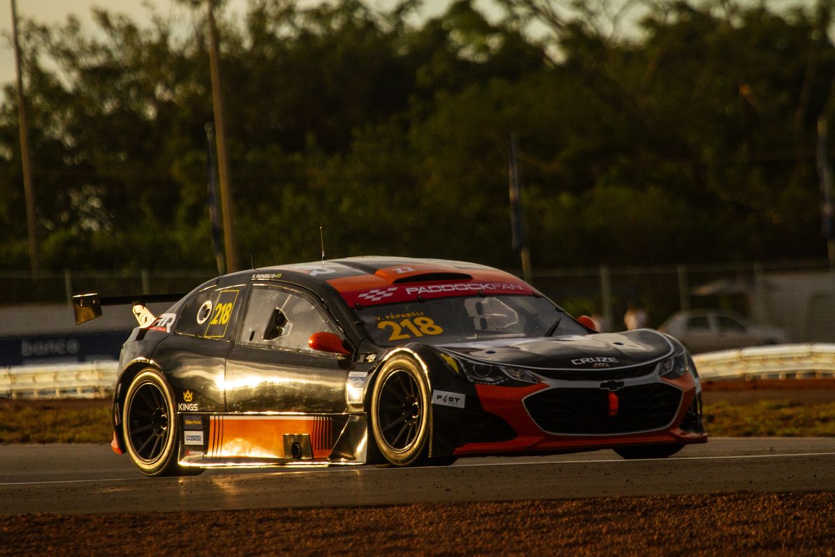 Chevrolet Cruze #218 da RTR Sport Team acelerando na pista ao entardecer