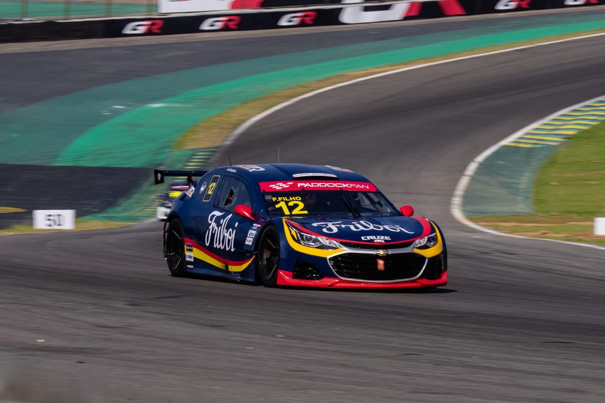 Chevrolet Cruze #12 da RTR Sport Team contornando curva no autódromo
