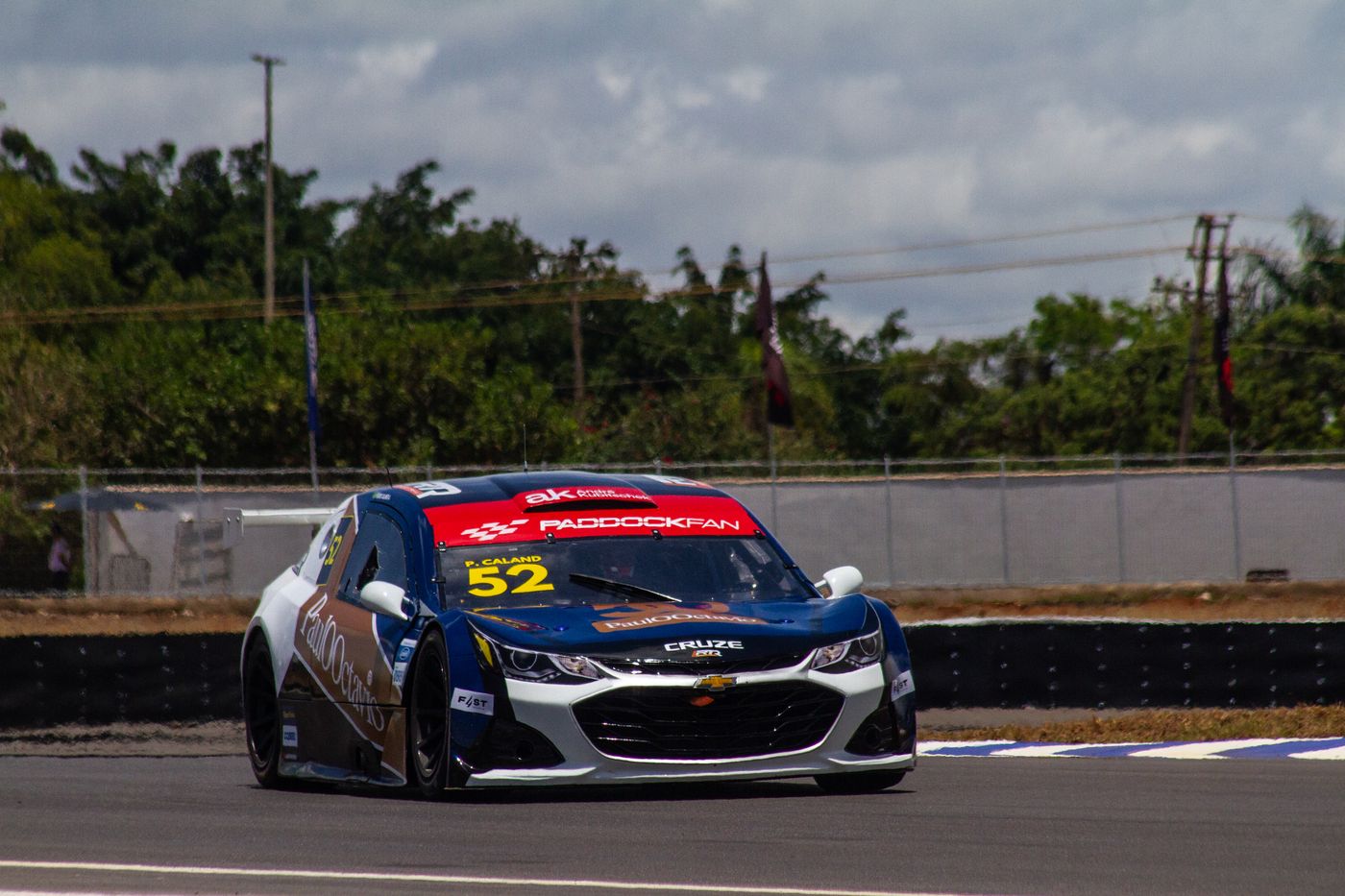 Carro de corrida no grid de largada