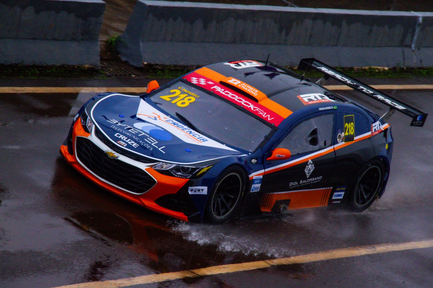 Chevrolet Cruze #218 da RTR Sport Team na pista molhada